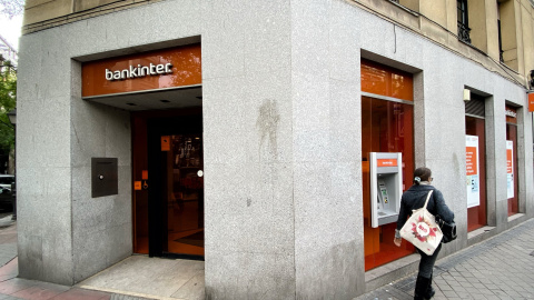 11/11/2019 Una mujer camina junto a una oficina del Bankinter en Madrid 11/11/2019 Una mujer camina junto a una oficina del Bankinter en Madrid