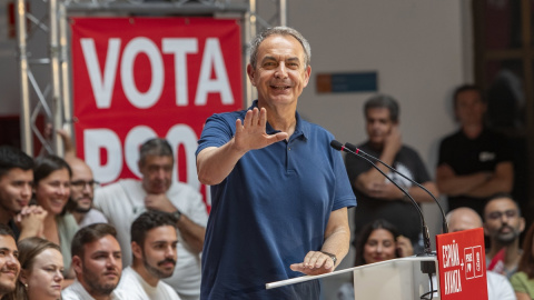 El expresidente del Gobierno José Luis Rodríguez Zapatero durante su participación en un acto de campaña del PSOE en Cádiz. El expresidente del Gobierno José Luis Rodríguez Zapatero durante su participación en un acto de campaña del PSOE en Cádiz.