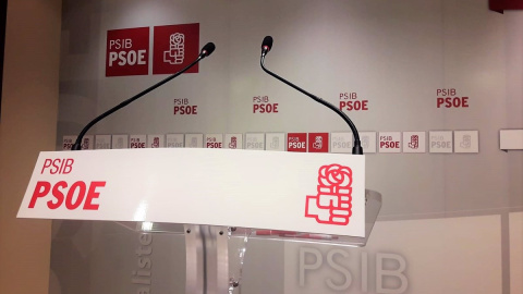 Fotografía de archivo de un atril antes de una rueda de prensa del PSIB. Fotografía de archivo de un atril antes de una rueda de prensa del PSIB.