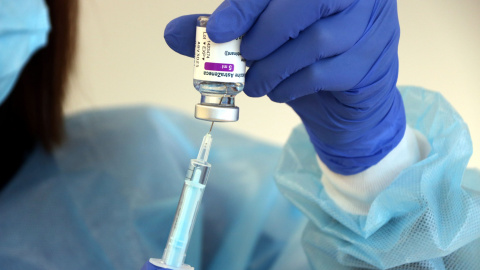 Una xeringa i d'una ampolleta de la vacuna d'AstraZeneca contra la Covid-19 Una xeringa i d'una ampolleta de la vacuna d'AstraZeneca contra la Covid-19