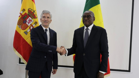 El ministro del Interior, Fernando Grande Marlaska, saludo a su homólogo senegalés, Sidiki Kaba, durante una visita a Dakar, a 30 de octubre de 2023. El ministro del Interior, Fernando Grande Marlaska, saludo a su homólogo senegalés, Sidiki Kaba, durante una visita a Dakar, a 30 de octubre de 2023.