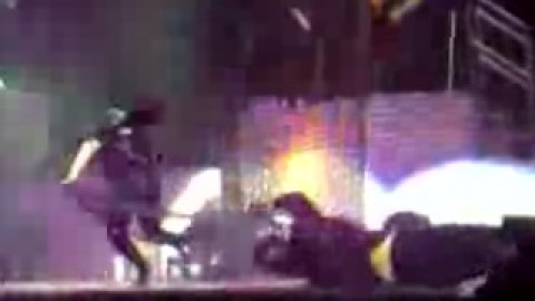 Alaska 'retorciendo palabras' por el suelo Alaska 'retorciendo palabras' por el suelo