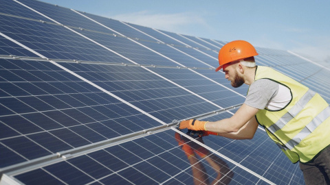 Un tècnic instal·lant plaques fotovoltaiques a Girona