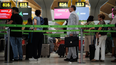 Varios pasajeros en una fila de Iberia en la Terminal T4 del Aeropuerto Adolfo Suárez-Madrid Barajas, a 21 de junio de 2023, en Madrid. Varios pasajeros en una fila de Iberia en la Terminal T4 del Aeropuerto Adolfo Suárez-Madrid Barajas, a 21 de junio de 2023, en Madrid.