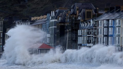 Olas causadas por la tormenta Eunice en Gales, el 18 de febrero de 2022. Olas causadas por la tormenta Eunice en Gales, el 18 de febrero de 2022.