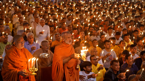 Sacerdotes y devotos celebran la apertura de un gran templo al dios hindú Lord Ram en la ciudad norteña de Ayodhya, India, a 22 de enero de 2024.