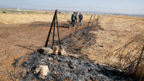 Tres personas observan el lugar donde se ha producido el asesinato selectivo de tres palestinos, en Yenín a 22 de junio de 2023 Tres personas observan el lugar donde se ha producido el asesinato selectivo de tres palestinos, en Yenín a 22 de junio de 2023