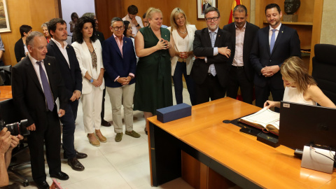 La ministra de Transports signant el llibre d'honor de l'Ajuntament de Tarragona