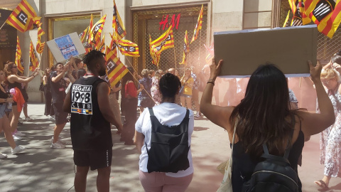 Treballadors protesten davant el local d'H&M al passeig de Gràcia de Barcelona Treballadors protesten davant el local d'H&M al passeig de Gràcia de Barcelona