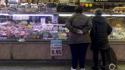 Dos mujeres compran en un mercado de Madrid. Imagen de Archivo. Dos mujeres compran en un mercado de Madrid. Imagen de Archivo.