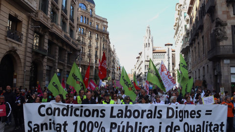 La capçalera de la manifestació amb l'eslògan 'Condicions laborals dignes = Sanitat 100% pública i de qualitat' La capçalera de la manifestació amb l'eslògan 'Condicions laborals dignes = Sanitat 100% pública i de qualitat'
