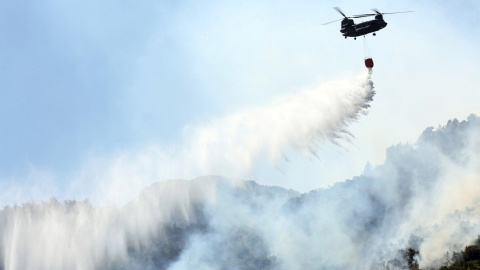 Un helicóptero Chinook apaga un incendio forestal en el área de Malakassa, cerca de Atenas.