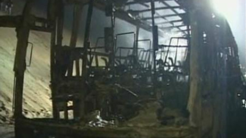 Mueren calcinadas 16 personas en un accidente en el norte de Lima Mueren calcinadas 16 personas en un accidente en el norte de Lima