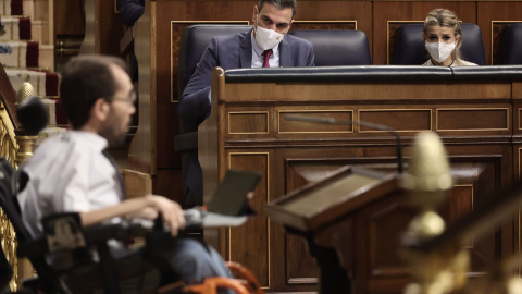 10/11/2021.- El presidente del Gobierno, Pedro Sánchez (c), y la vicepresidenta segunda del Gobierno y ministra de Trabajo, Yolanda Díaz, observan la intervención del portavoz de Unidas Podemos, Pablo Echenique, en una sesión plenaria en el Congreso d 10/11/2021.- El presidente del Gobierno, Pedro Sánchez (c), y la vicepresidenta segunda del Gobierno y ministra de Trabajo, Yolanda Díaz, observan la intervención del portavoz de Unidas Podemos, Pablo Echenique, en una sesión plenaria en el Congreso d