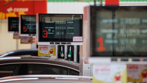 Pantallas con el precio del diesel y la gasolina en una estación de servicio, a 1 de septiembre de 2023, en Madrid Pantallas con el precio del diesel y la gasolina en una estación de servicio, a 1 de septiembre de 2023, en Madrid
