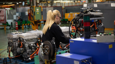 16/01/2019 Una mujer trabajando en la planta de Nissan en Barcelona 16/01/2019 Una mujer trabajando en la planta de Nissan en Barcelona