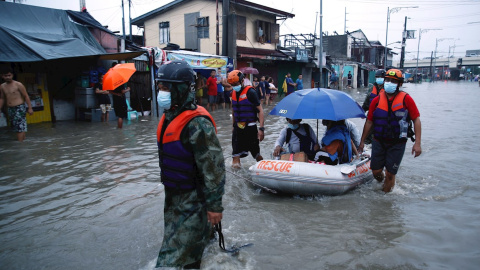 Los equipos de rescate ayudan a un grupo de personas a ponerse a salvo de las inundaciones. Los equipos de rescate ayudan a un grupo de personas a ponerse a salvo de las inundaciones.