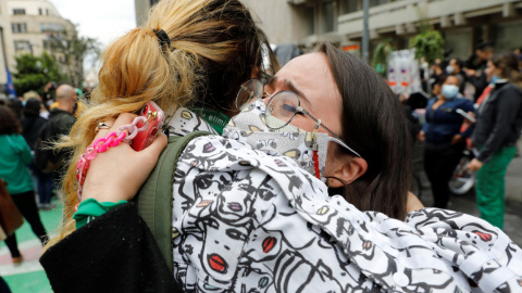 Mujeres celebran la decisión de la Corte Constitucional de aprobar la despenalización parcial del aborto.