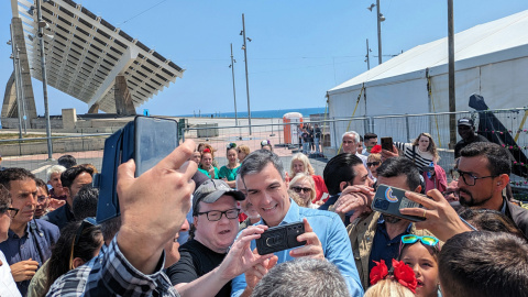 El presidente del Gobierno, Pedro Sánchez, en la Feria de Abril de Barcelona, en plena campaña de las elecciones catalanas del 12 de mayo. EFE/Sergi Ill El presidente del Gobierno, Pedro Sánchez, en la Feria de Abril de Barcelona, en plena campaña de las elecciones catalanas del 12 de mayo. EFE/Sergi Ill