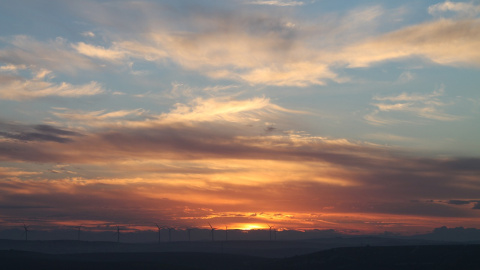 Un cielo con el sol atardeciendo entre nubes. Un cielo con el sol atardeciendo entre nubes.