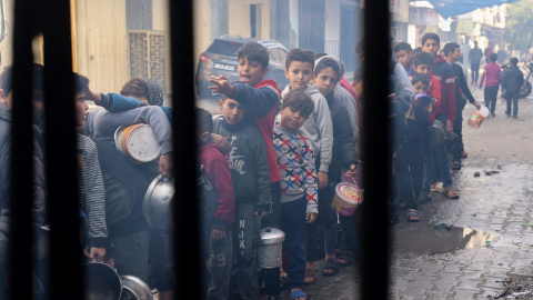 14/12/23 Niños palestinos hacen cola para recibir comida en una cocina benéfica en medio de escasez de suministros alimentarios, en Rafah, el 14 de diciembre de 2023. 14/12/23 Niños palestinos hacen cola para recibir comida en una cocina benéfica en medio de escasez de suministros alimentarios, en Rafah, el 14 de diciembre de 2023.