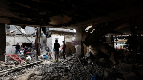 14/12/23 - Palestinos inspeccionan el lugar de los ataques israelíes contra casas en Rafah, en el sur de la Franja de Gaza, el 14 de diciembre de 2023. 14/12/23 - Palestinos inspeccionan el lugar de los ataques israelíes contra casas en Rafah, en el sur de la Franja de Gaza, el 14 de diciembre de 2023.