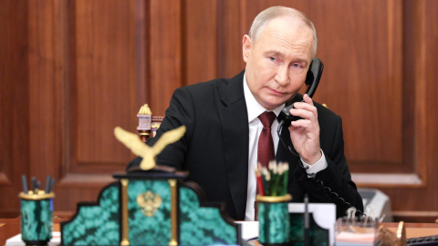 El presidente ruso, Vladimir Putin, habla por teléfono antes de la ceremonia de investidura como presidente de la Federación Rusa, el 7 de mayo de 2024, en Moscú. El presidente ruso, Vladimir Putin, habla por teléfono antes de la ceremonia de investidura como presidente de la Federación Rusa, el 7 de mayo de 2024, en Moscú.