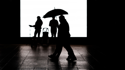 Varias personas pasean bajo la lluvia en A Coruña, a 5 de noviembre de 2023. Varias personas pasean bajo la lluvia en A Coruña, a 5 de noviembre de 2023.