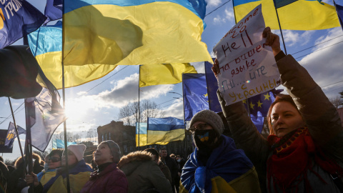 Protesta frente a la embajada rusa en Kiev contra las acciones de Rusia en el Donbás. Protesta frente a la embajada rusa en Kiev contra las acciones de Rusia en el Donbás.