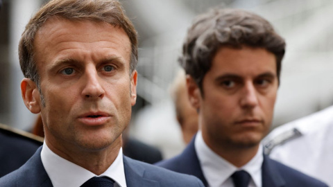 El recién nombrado primer ministro francés, Gabriel Attal, observa al presidente Emmanuel Macron durante una rueda de prensa en Arras, noreste de Francia, a 13 de octubre de 2023. El recién nombrado primer ministro francés, Gabriel Attal, observa al presidente Emmanuel Macron durante una rueda de prensa en Arras, noreste de Francia, a 13 de octubre de 2023.