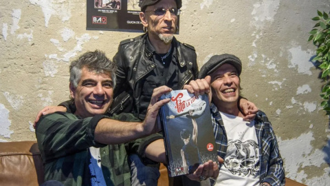 Fito Cabrales, entre Kike Babas y Kike Turrón, autores del cómic 'Fito. Y por supuesto la luna'. Fito Cabrales, entre Kike Babas y Kike Turrón, autores del cómic 'Fito. Y por supuesto la luna'.