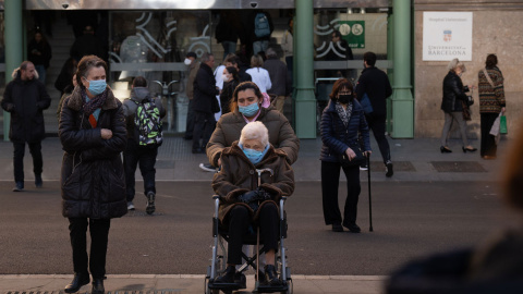 Varias personas con mascarillas en el Hospital Clínic de Barcelona, a 8 de enero de 2024. Varias personas con mascarillas en el Hospital Clínic de Barcelona, a 8 de enero de 2024.