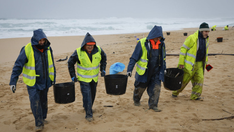 Operarios retiran los pellets o bolitas para fabricar plástico que han aparecido en las playas gallegas y de Asturias. Operarios retiran los pellets o bolitas para fabricar plástico que han aparecido en las playas gallegas y de Asturias.