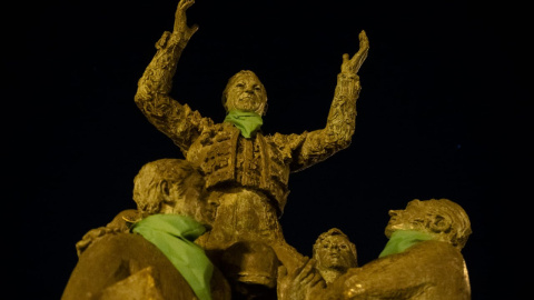 Imagen de una de las estatuas "tuneadas" por el derecho al aborto en Madrid. Imagen de una de las estatuas "tuneadas" por el derecho al aborto en Madrid.