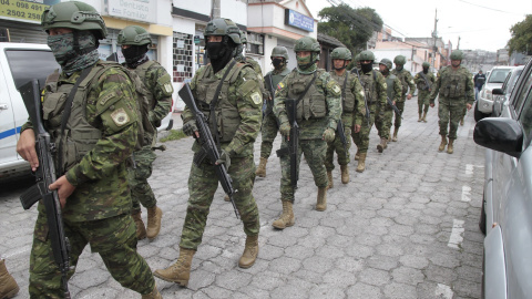 Tropas ecuatorianas patrullan en Quito, Ecuador, 9 de enero de 2024, después de que Daniel Noboa declarara un "conflicto armado interno" y movilizara al Ejército para combatir al crimen organizado vinculado al narcotráfico.