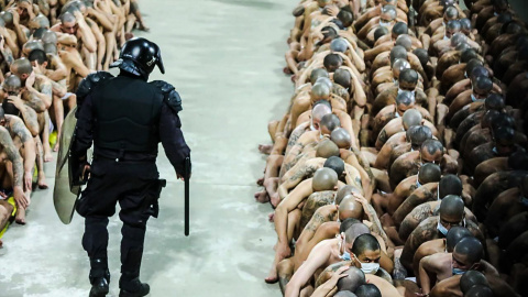 Una imagen proporcionada por la Presidencia de el Salvador muestra a agentes de policía custodiando a los reclusos durante una operación policial en la prisión Centro Penal Izalco, a 25 de abril de 2020.