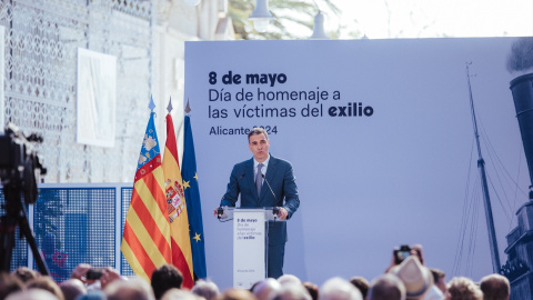 El presidente del Gobierno, Pedro Sánchez, interviene durante el acto institucional con motivo del Día de homenaje a las víctimas del exilio, en la Plaza de l’Arquitecto Miguel López, a 8 de mayo de 2024, en Alacant El presidente del Gobierno, Pedro Sánchez, interviene durante el acto institucional con motivo del Día de homenaje a las víctimas del exilio, en la Plaza de l’Arquitecto Miguel López, a 8 de mayo de 2024, en Alacant
