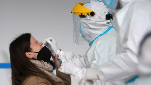 Personal sanitario realiza pruebas PCR, en una imagen de archivo. Personal sanitario realiza pruebas PCR, en una imagen de archivo.