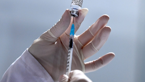 Un sanitario prepara una dosis de la vacuna de Pfizer-BioNTech. Un sanitario prepara una dosis de la vacuna de Pfizer-BioNTech.