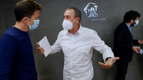 11/05/2021.- El portavoz de Más País en el Congreso, Íñigo Errejón (i), conversa con el líder de Compromis, Joan Baldoví (d), antes de la reunión de la Junta de Portavoces de este martes 11 de mayo. 11/05/2021.- El portavoz de Más País en el Congreso, Íñigo Errejón (i), conversa con el líder de Compromis, Joan Baldoví (d), antes de la reunión de la Junta de Portavoces de este martes 11 de mayo.