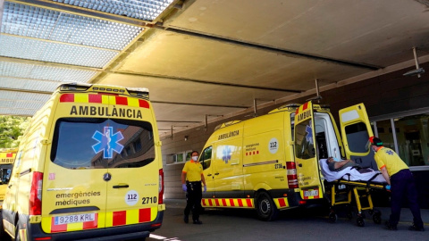 Técnicos sanitarios transportan a un enfermo en la entrada de urgencias del hospital Arnau de Vilanova de Lleida. Técnicos sanitarios transportan a un enfermo en la entrada de urgencias del hospital Arnau de Vilanova de Lleida.