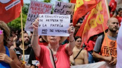 Miles de argentinos se concentran en Buenos Aires contra la motosierra de Milei Miles de argentinos se concentran en Buenos Aires contra la motosierra de Milei
