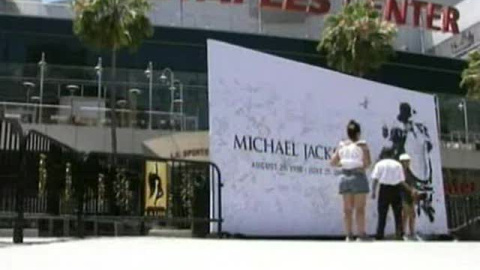 Los fans de Jackson ya esperan al funeral Los fans de Jackson ya esperan al funeral