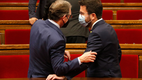 El conseller d'Economia i Hisenda, Jaume Giró, parla amb el president Aragonès al Parlament durant un ple . El conseller d'Economia i Hisenda, Jaume Giró, parla amb el president Aragonès al Parlament durant un ple .