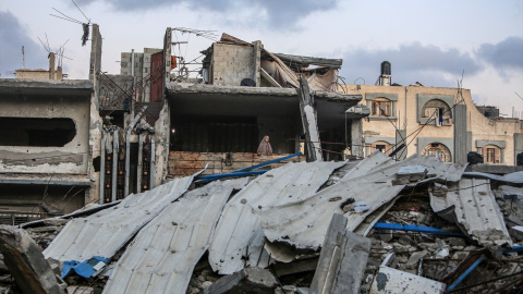 19/05/2024 Una mujer palestina desplazada de la ciudad de Rafah, en un edificio destruido por los aviones de guerra israelíes, a 14 de mayo de 2024. 19/05/2024 Una mujer palestina desplazada de la ciudad de Rafah, en un edificio destruido por los aviones de guerra israelíes, a 14 de mayo de 2024.