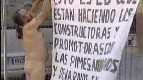 Desnudo para reclamar su sueldo Desnudo para reclamar su sueldo