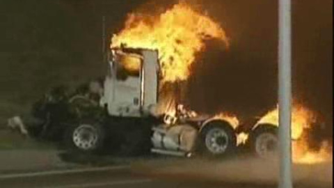 Espectacular incendio en una autopista de EEUU Espectacular incendio en una autopista de EEUU