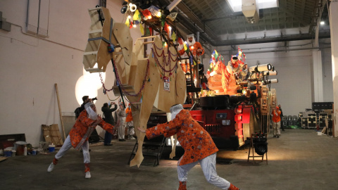 Un grup de patges del rei Gaspar assajant la coreografia