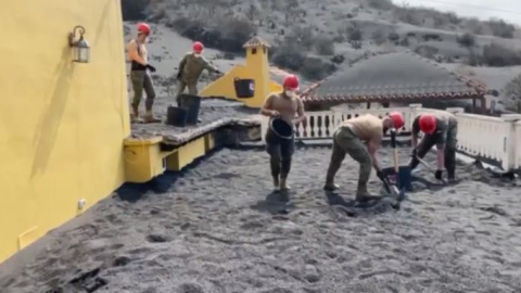 40 militares se suman a la retirada de cenizas en La Palma. 40 militares se suman a la retirada de cenizas en La Palma.