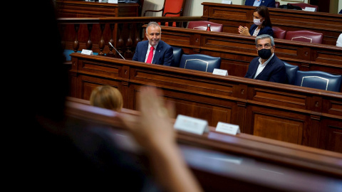 14/10/2021.- El presidente de Canarias, Ángel Víctor Torres (i), recibe los aplausos de la Cámara Regional, tras su intervención sobre la crisis volcánica en la que se encuentra la isla de La Palma. 14/10/2021.- El presidente de Canarias, Ángel Víctor Torres (i), recibe los aplausos de la Cámara Regional, tras su intervención sobre la crisis volcánica en la que se encuentra la isla de La Palma.